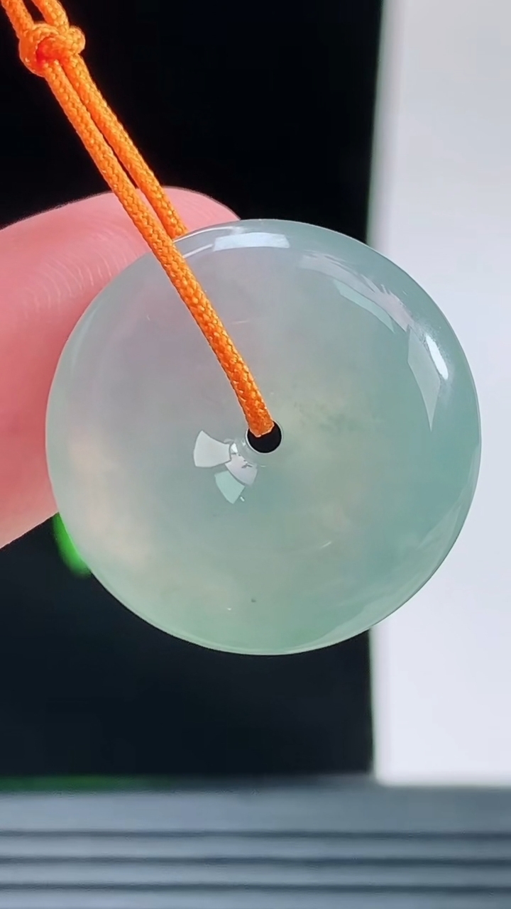 天然A货翡翠平安扣吊坠，尺寸20.8-5.2重量:4.54g
9月14日