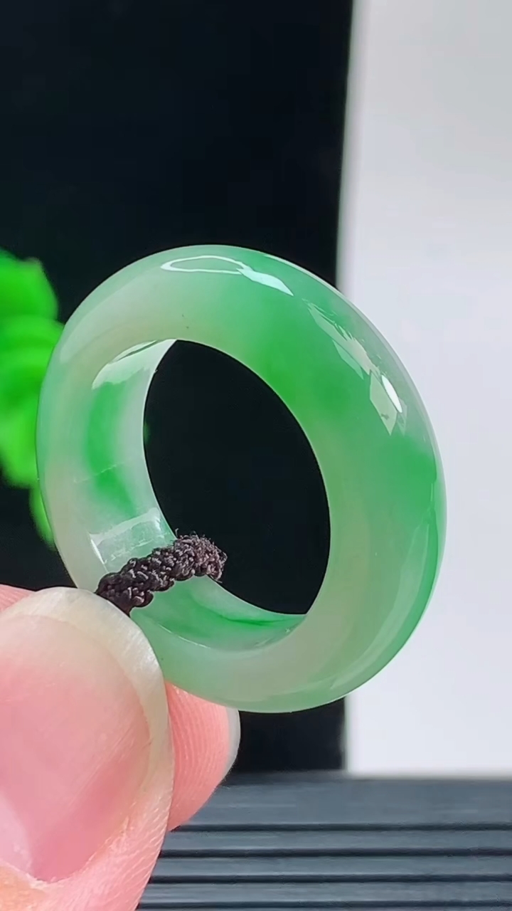 天然A货翡翠玉指环戒指，尺寸17.9-6.6-4.8重量:6.37g2026年9月14日
工厂直销收