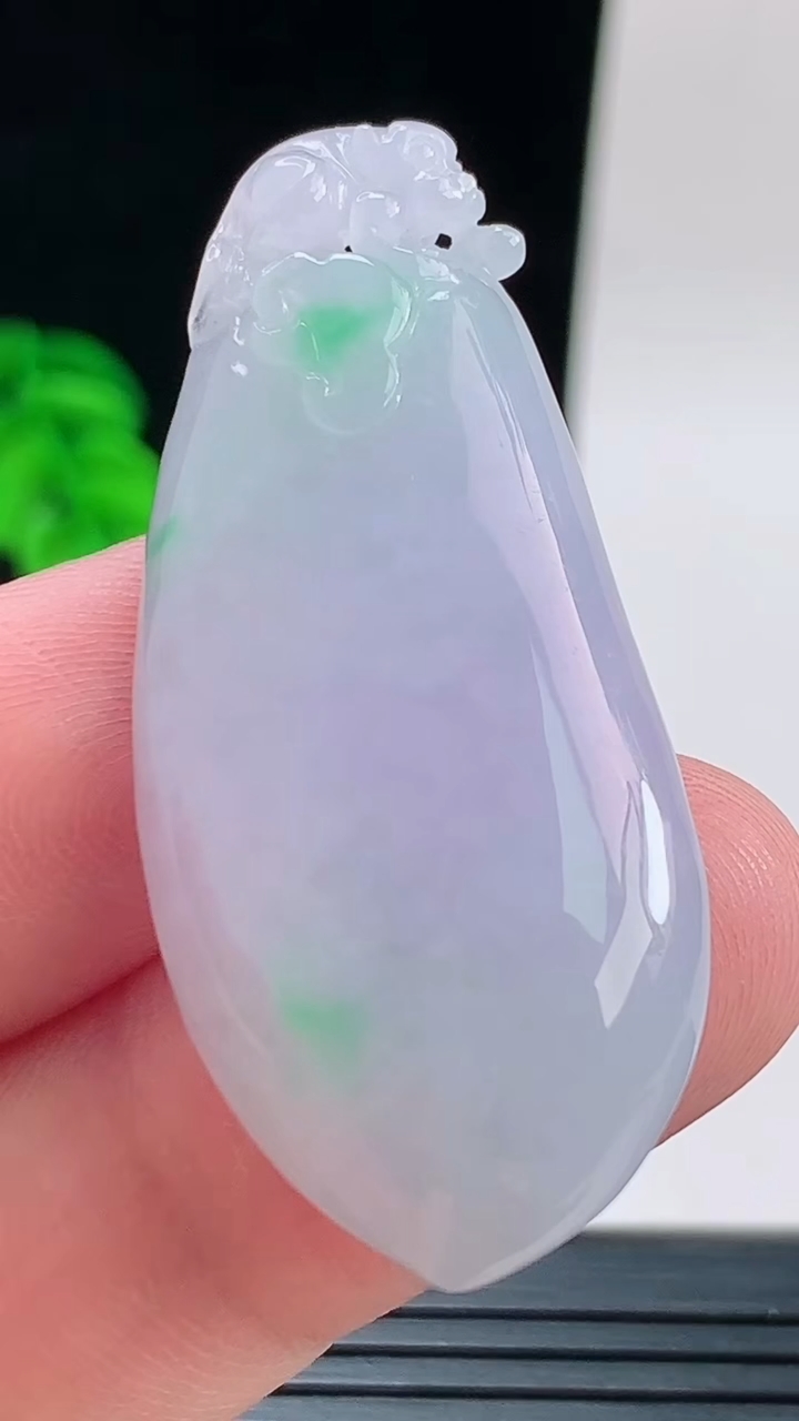 天然A货翡翠春带彩 紫罗兰福瓜吊坠，尺寸48.8-24.9-8.3重量:16.30g
9月14日