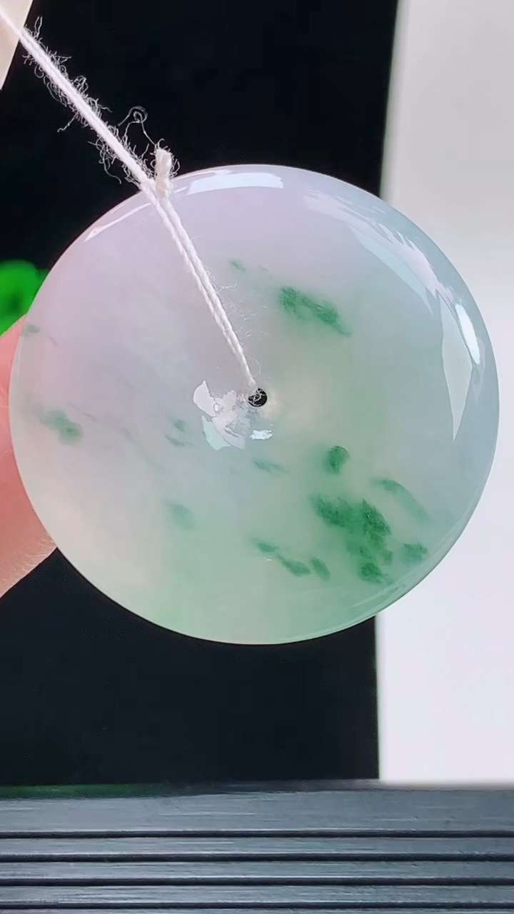 天然A货翡翠冰种飘花平安扣吊坠，尺寸33.1-5.6重量:12.74g
9月14日