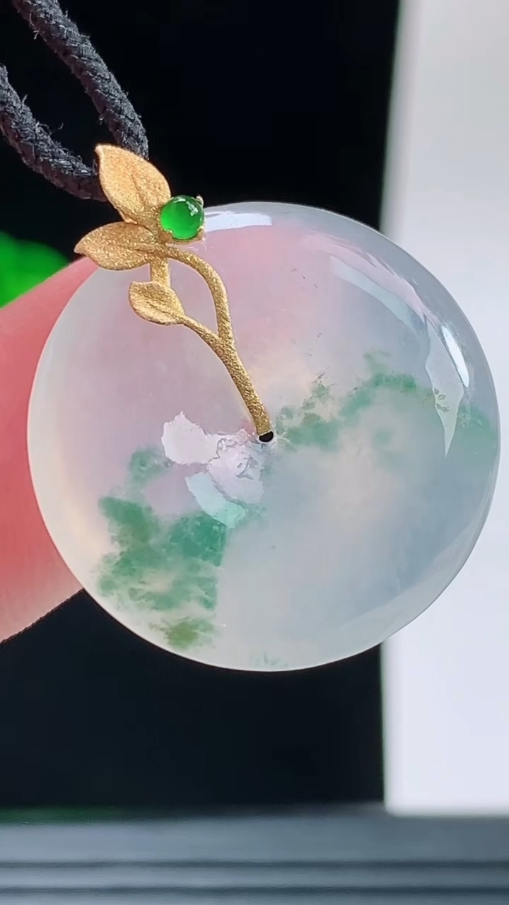 天然A货翡翠种飘花平安扣吊坠，尺寸23.1-5.1重量:5.43g
9月14日