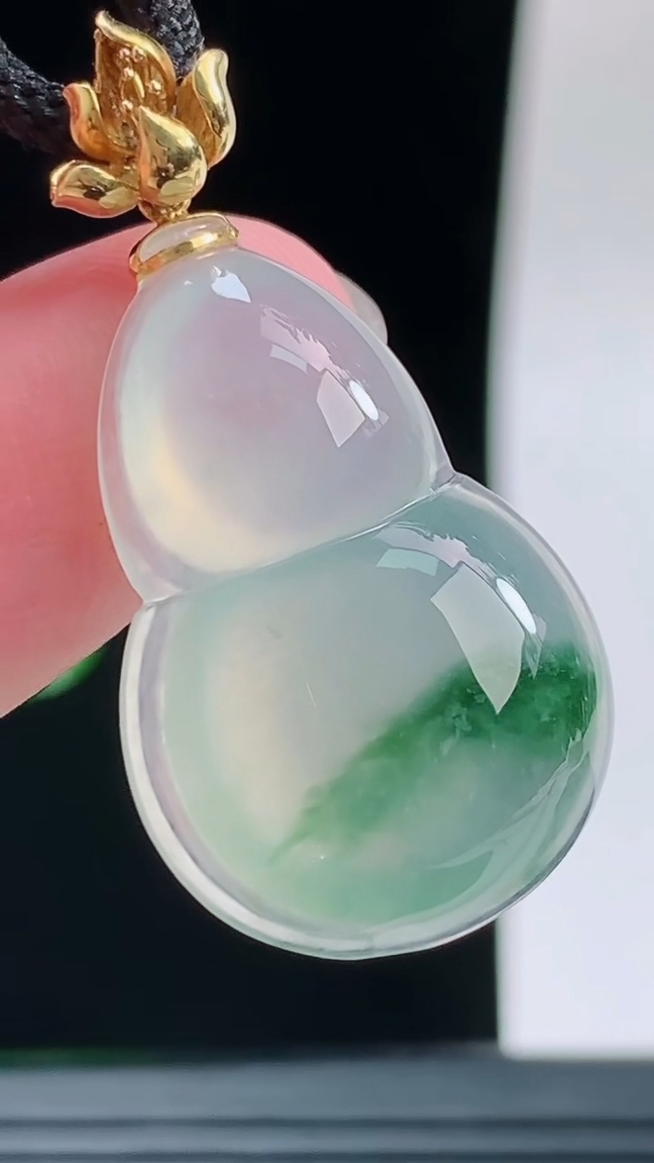 天然A货翡翠葫芦吊坠，尺寸26.2-18.5-5.8重量:5.23g
9月14日