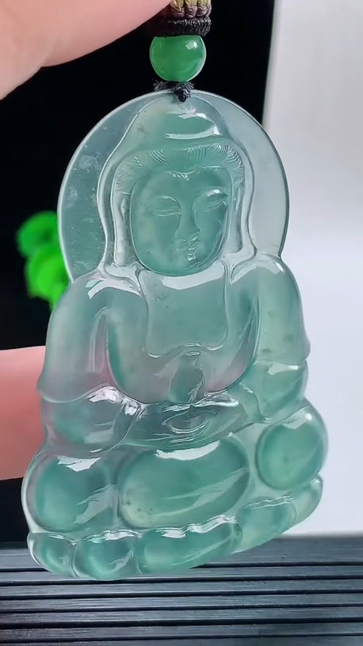 天然A货翡翠飘花正装观音菩萨吊坠，尺寸59.2-41.4-3.6重量:17.92g
9月14日