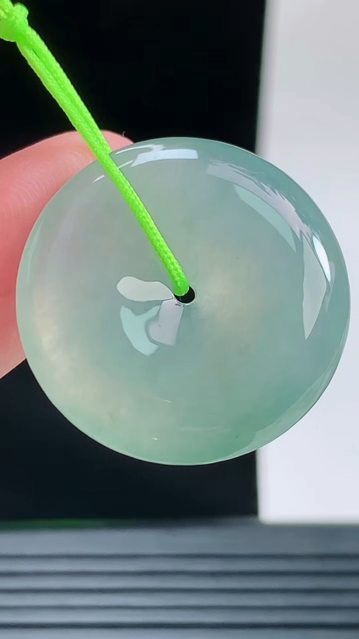 天然A货翡翠平安扣吊坠，尺寸25.1-5.5重量:6.89g
9月14日