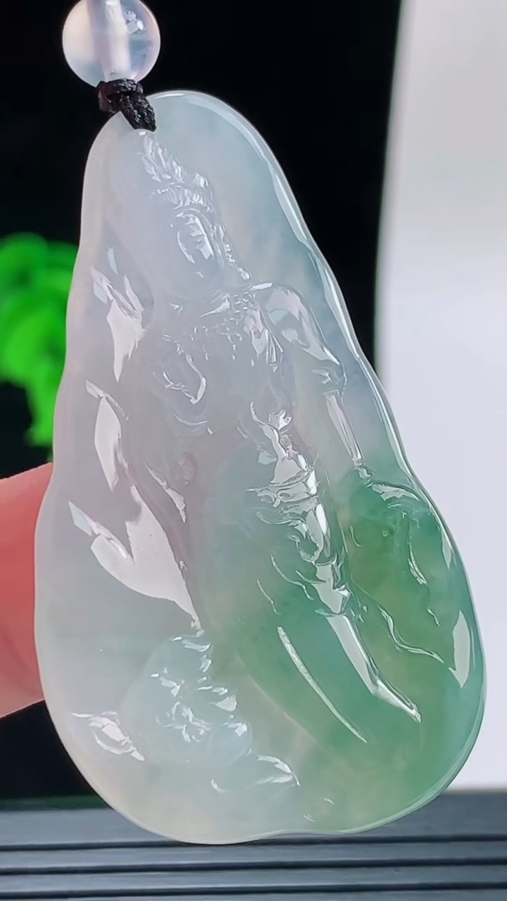 天然A货翡翠冰种飘花观音菩萨吊坠，尺寸48.3-28.3-5重量:16.37g
9月14日