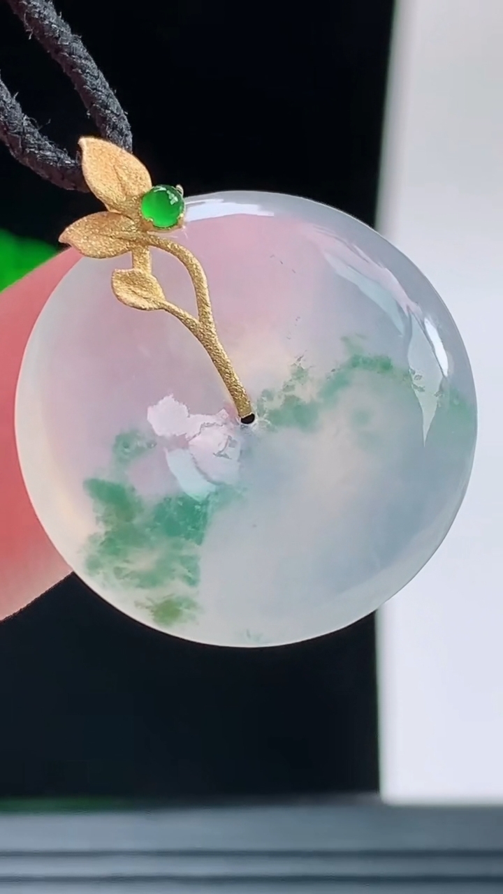 天然A货翡翠种飘花平安扣吊坠，尺寸23.1-5.1重量:5.43g
9月14日