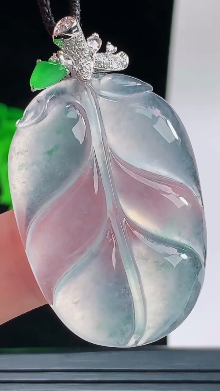 天然A货翡翠种飘花金枝玉叶 叶子吊坠，尺寸42-26.4-4.9重量:11.33g
9月14日