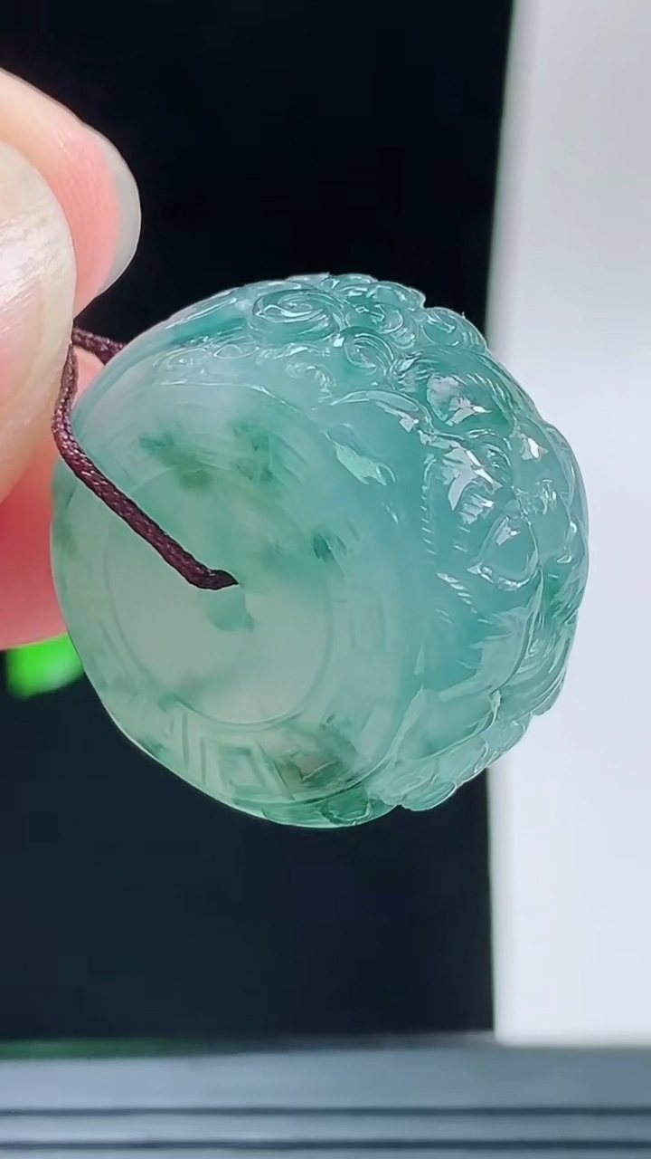 天然A货翡翠飘花雕花仿古路路通吊坠，尺寸23.4-13.1重量:16.22g
9月14日