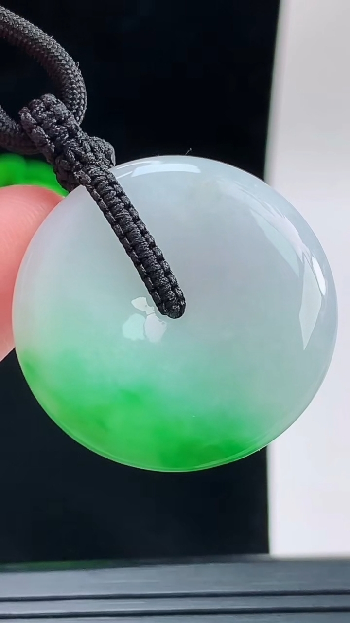 天然A货翡翠平安扣吊坠，尺寸28.7-5.8重量:12.95g
9月14日