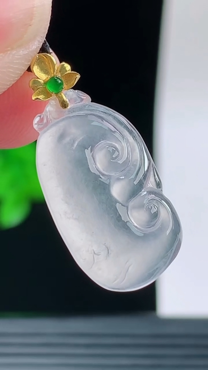天然A货翡翠种白冰如意吊坠，尺寸22.9-12.9-3.5重量:1.94g
9月15日