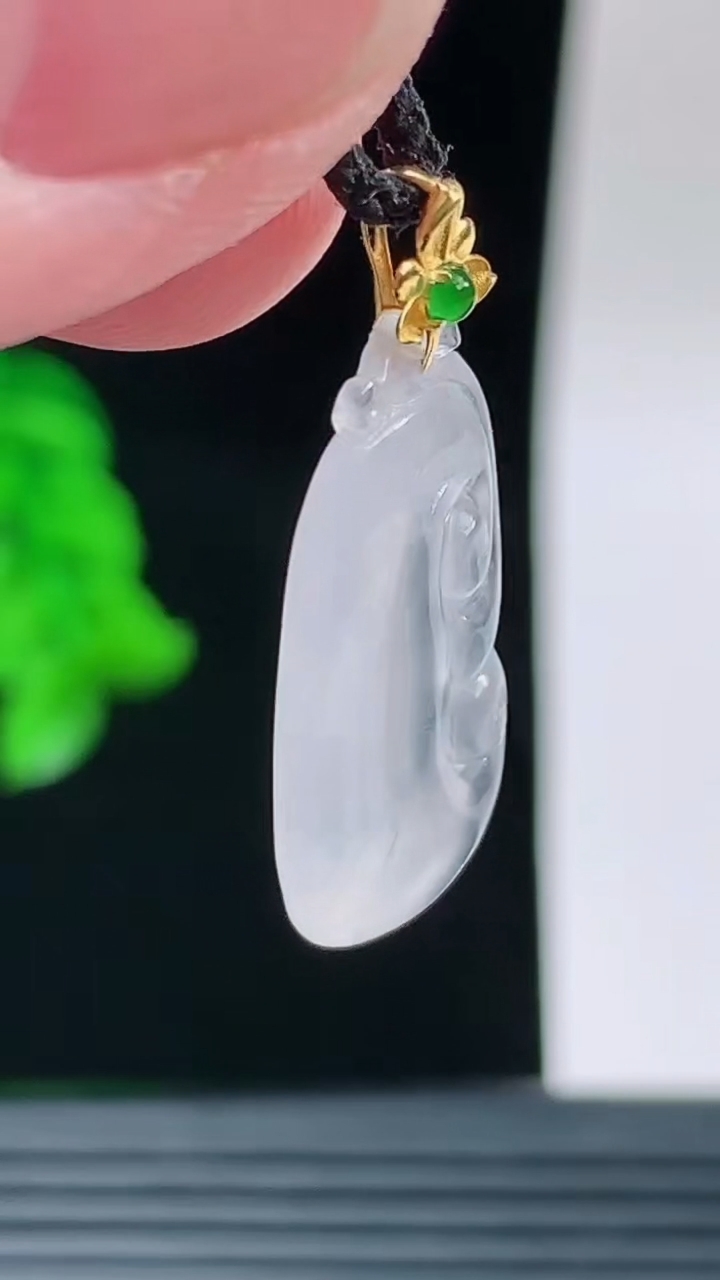 天然A货翡翠种白冰如意吊坠，尺寸22.9-12.9-3.5重量:1.94g
9月15日