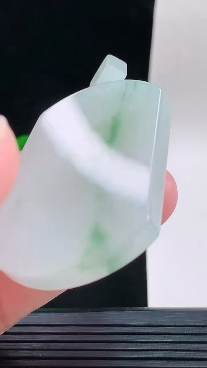 天然A货翡翠飘花无事牌吊坠，尺寸49.7-40.9-5.5重量:32.33g
9月15日