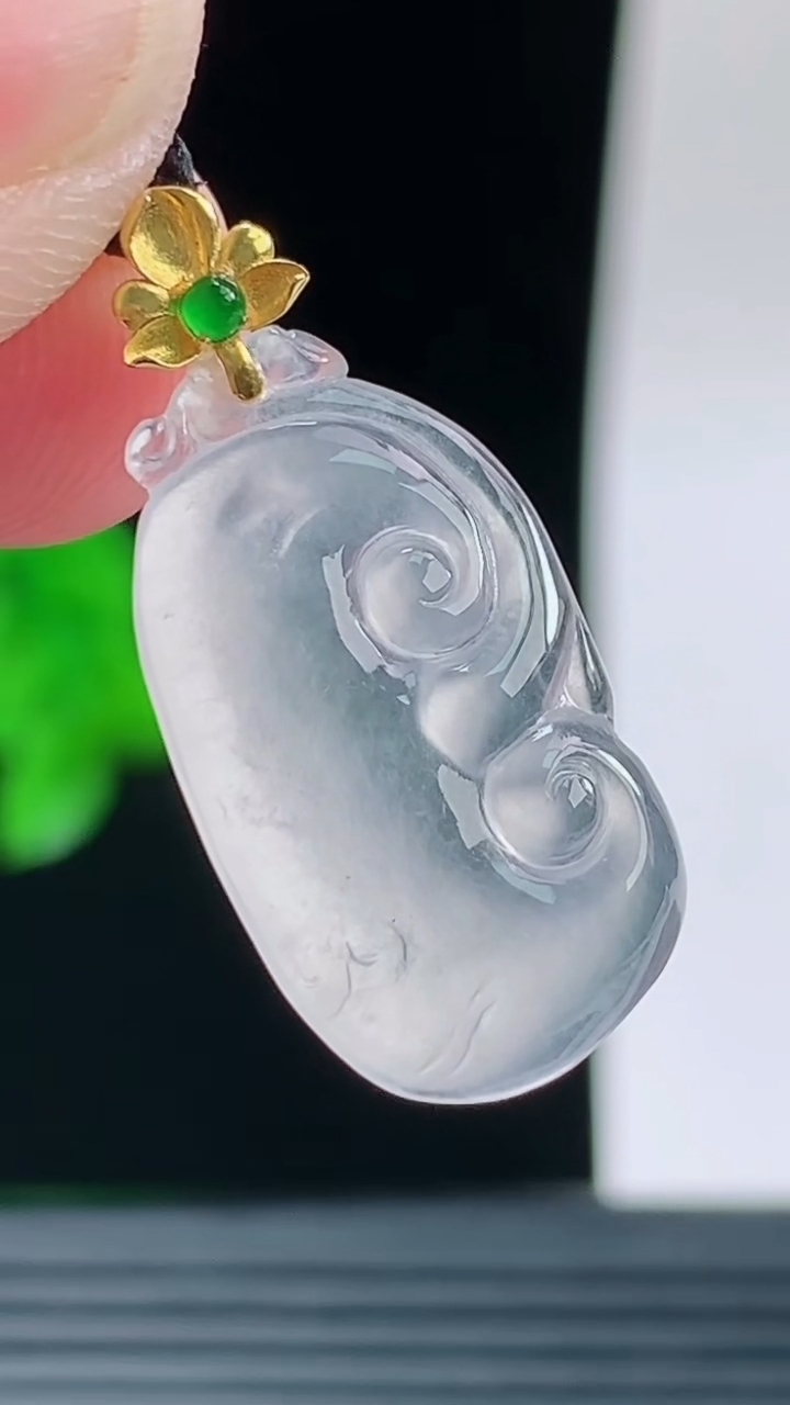 天然A货翡翠种白冰如意吊坠，尺寸22.9-12.9-3.5重量:1.94g
9月15日