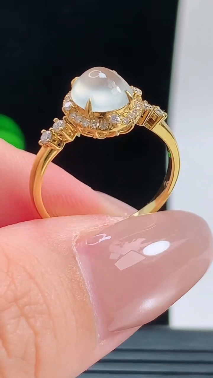 天然A货翡翠种白冰蛋面戒指，尺寸16.9裸石6.8重量:2.12g2026年9月16日
工厂直销收藏佳品,种好水足，色泽均匀，有种有色，上手高大气！