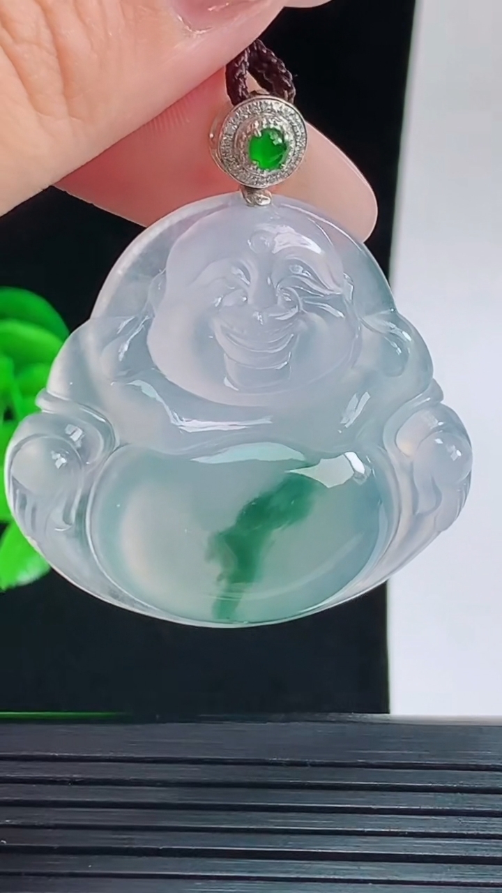 天然A货翡翠种飘花佛公吊坠，尺寸33.4-37.7-6.4重量:13.66g
9月16日