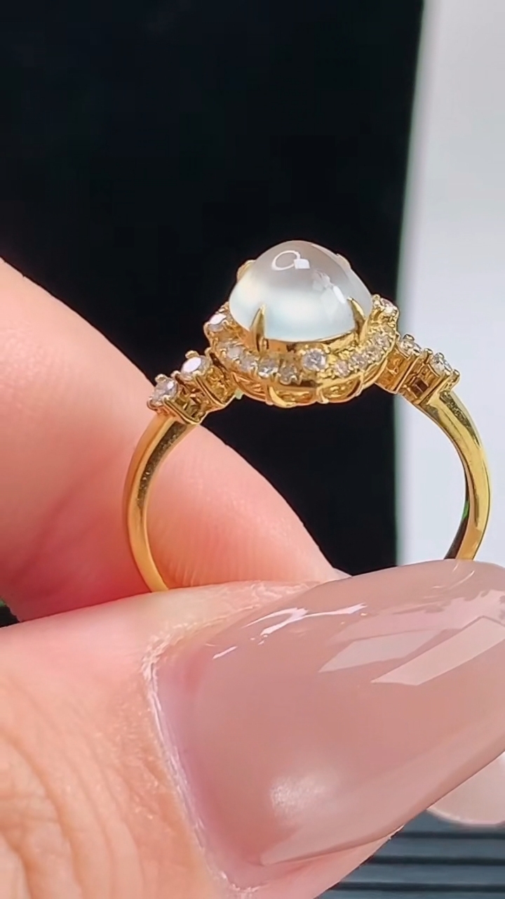 天然A货翡翠种白冰蛋面戒指，尺寸16.9裸石6.8重量:2.12g2026年9月16日
工厂直销收藏佳品,种好水足，色泽均匀，有种有色，上手高大气！