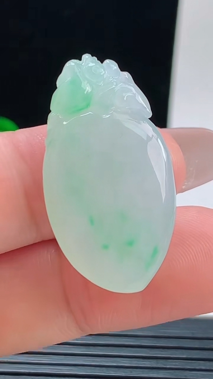 天然A货翡翠福瓜吊坠，尺寸32.7-12.8-6.3重量:7.25g
9月16日