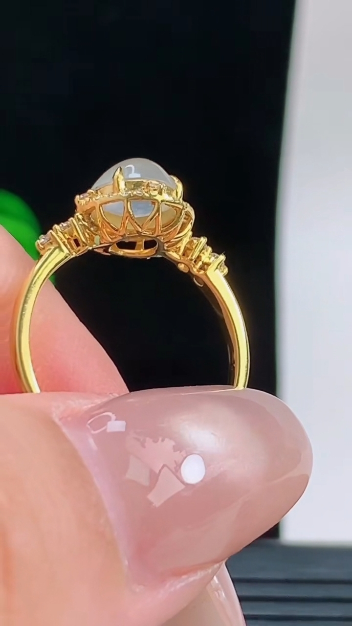 天然A货翡翠种白冰蛋面戒指，尺寸16.9裸石6.8重量:2.12g2026年9月16日
工厂直销收藏佳品,种好水足，色泽均匀，有种有色，上手高大气！