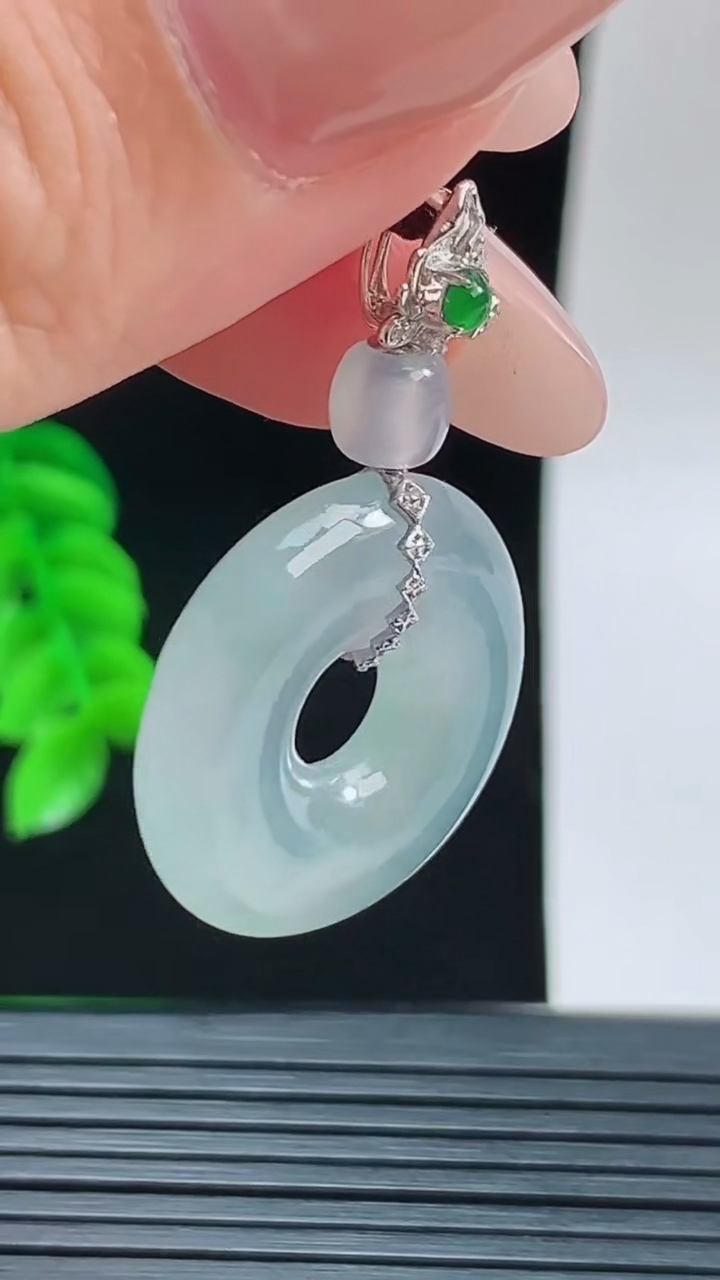天然A货翡翠平安环吊坠，尺寸22.7-5.4重量:6.15g
9月16日