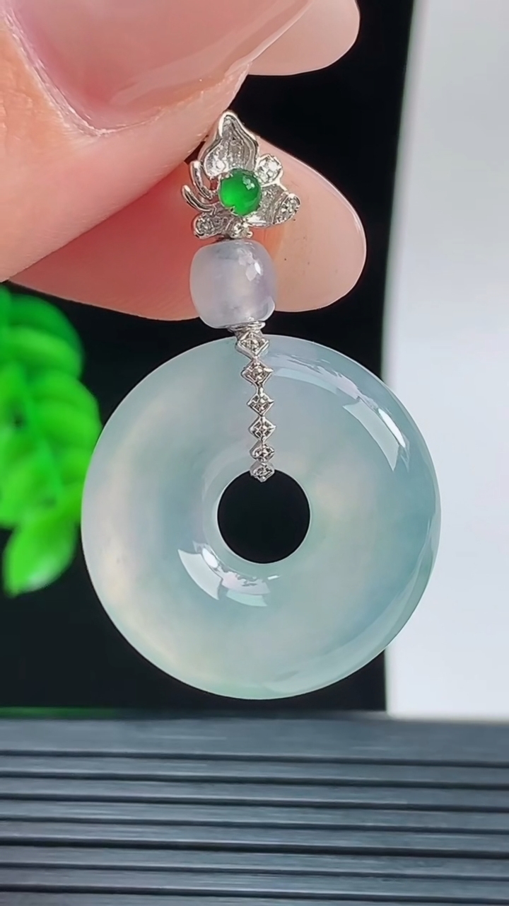 天然A货翡翠平安环吊坠，尺寸22.7-5.4重量:6.15g
9月16日