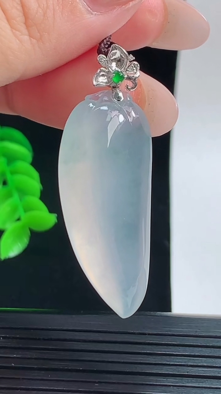 天然A货翡翠福瓜吊坠，尺寸39.8-13.9-9.1重量:8.87g
9月16日