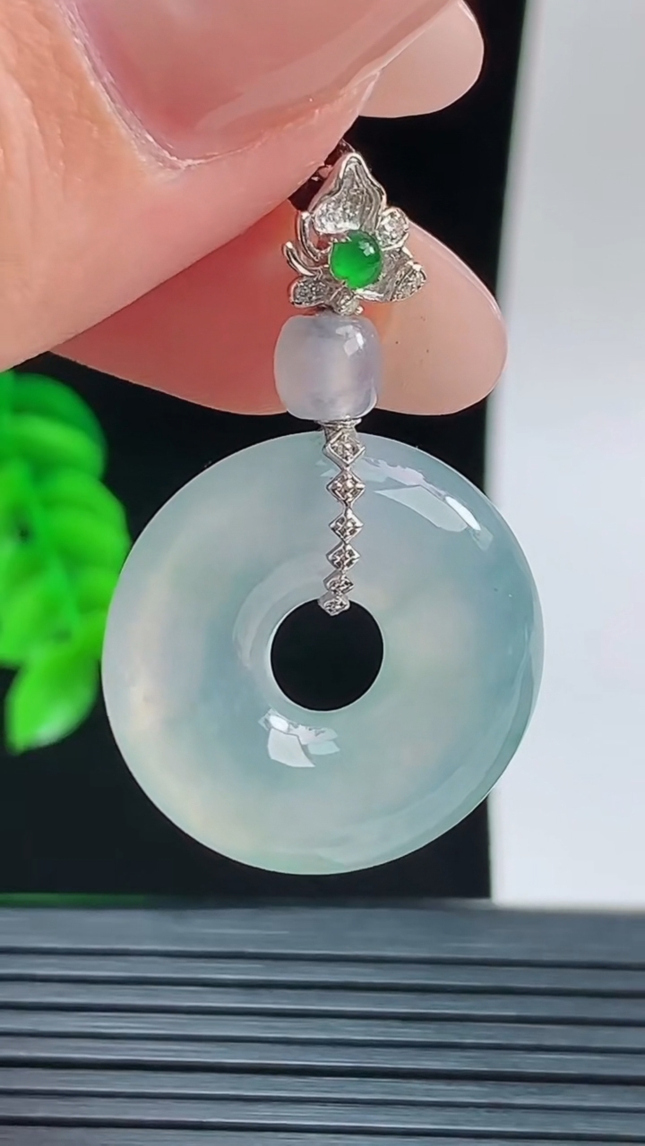 天然A货翡翠平安环吊坠，尺寸22.7-5.4重量:6.15g
9月16日