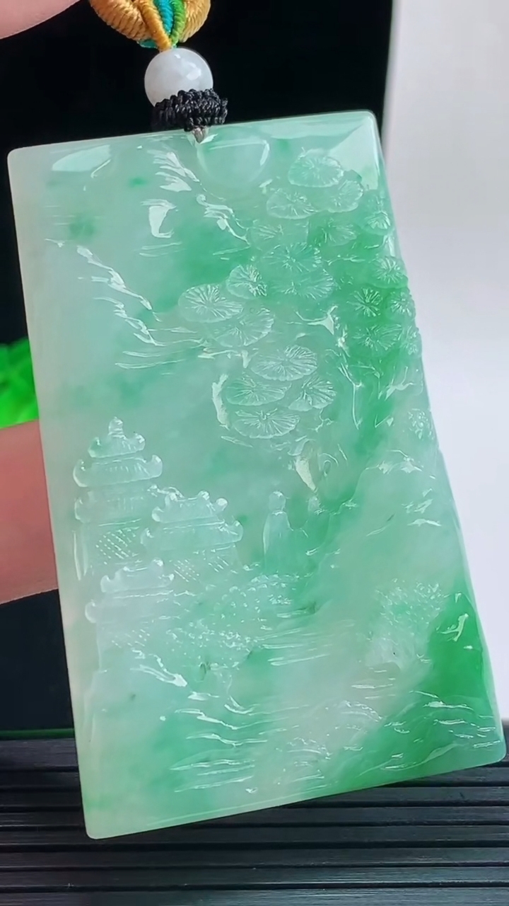 天然A货翡翠山水牌吊坠，尺寸60-37.5-5.2重量:35.59g
9月17日