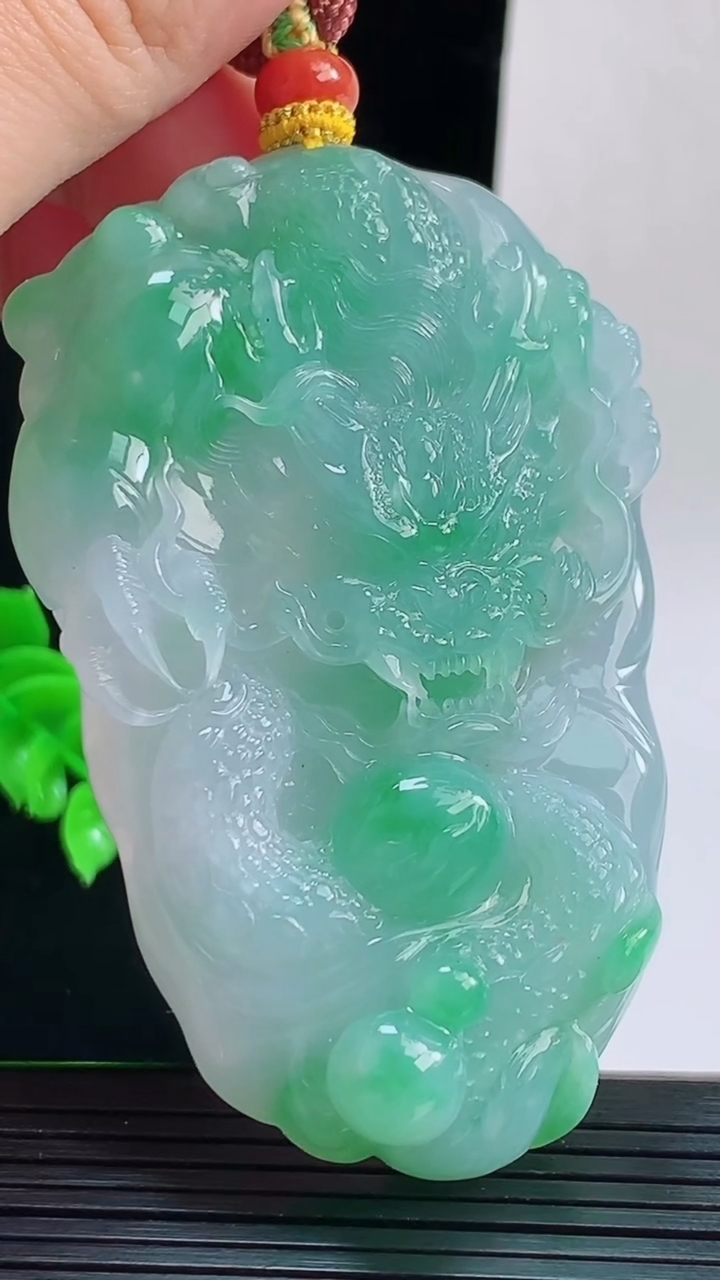 天然A货翡翠龙牌吊坠，尺寸70-44.8-10.5重量:70.69g
9月17日