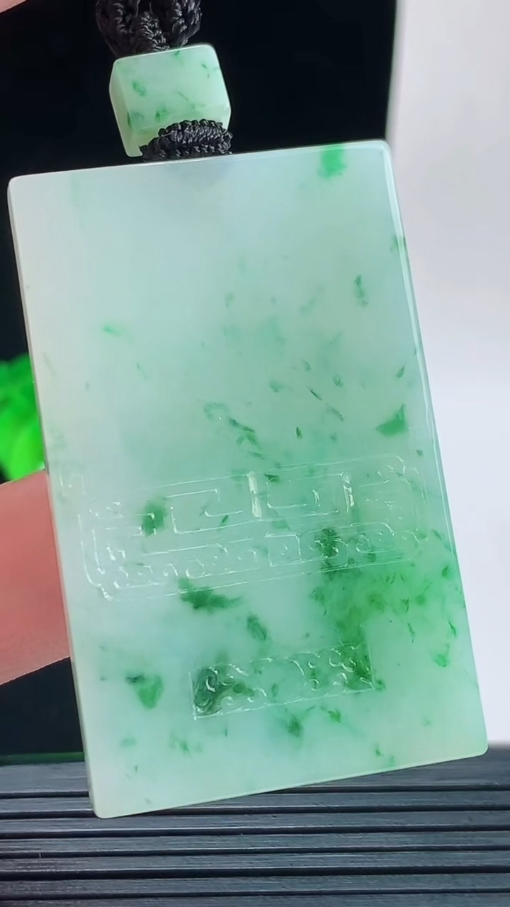 天然A货翡翠冰种飘花仿古无事牌吊坠，尺寸50.1-30.8-5.1重量:30.34g
9月17日