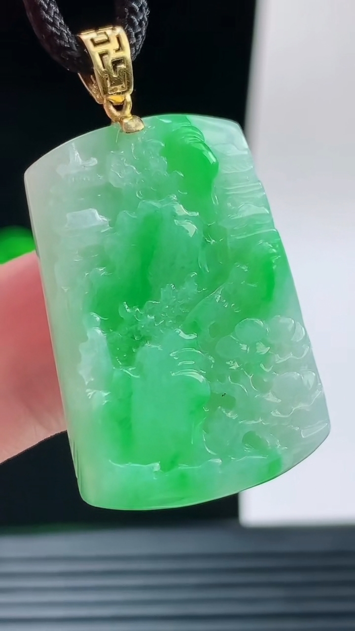 天然A货翡翠山水牌吊坠，尺寸31.3-21.5-5.3重量:9.00g
9月17日