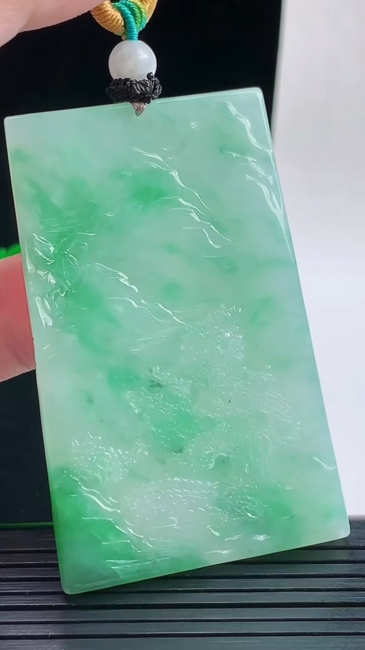 天然A货翡翠山水牌吊坠，尺寸60-37.5-5.2重量:35.59g
9月17日