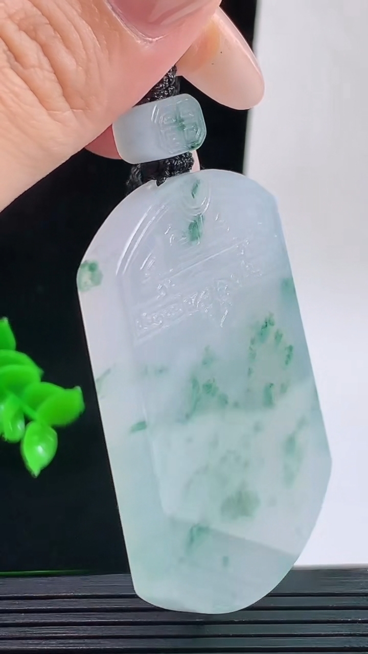 天然A货翡翠种飘花仿古无事牌吊坠，尺寸53.6-39.8-5.9重量:39.97g
9月17日