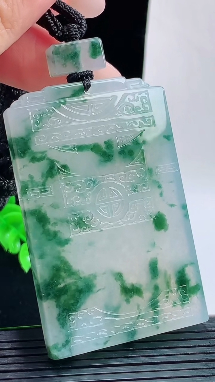 天然A货翡翠种飘花仿古无事牌吊坠，尺寸60.5-38.6-6.3重量:51.36g
9月17日