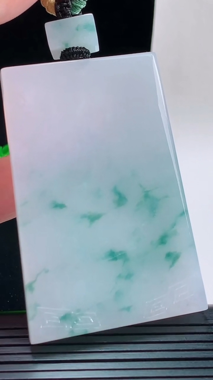 天然A货翡翠冰种飘花仿古无事牌吊坠，尺寸62.7-41.1-6.1重量:56.92g
9月17日