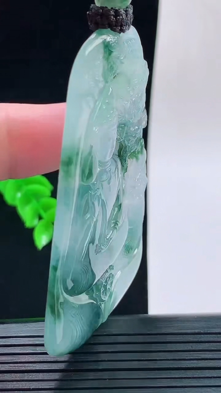 天然A货翡翠种飘花御龙大势至菩萨吊坠，尺寸68.4-42.5-5.8重量:40.42g
9月17日