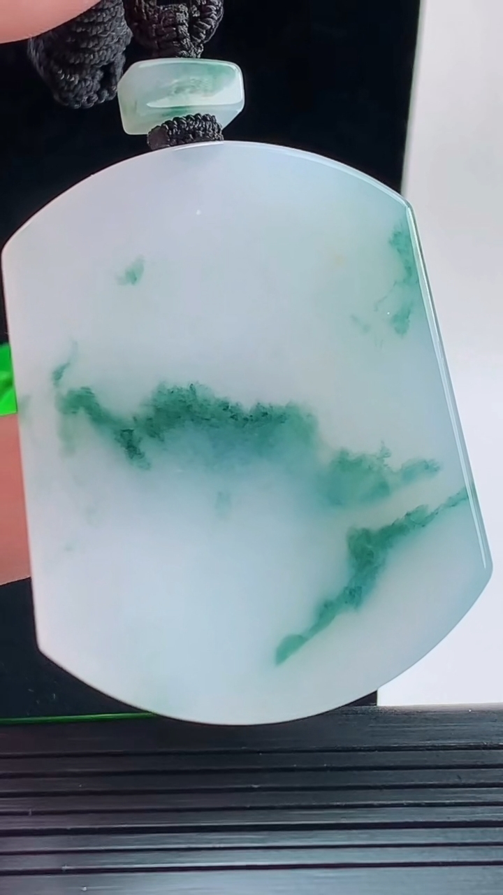 天然A货翡翠冰种飘花仿古无事牌吊坠，尺寸51.8-40.9-6.2重量:41.85g
9月17日