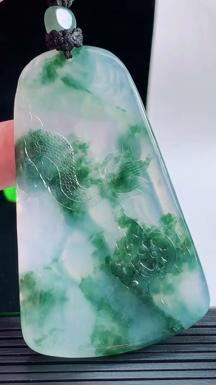 天然A货翡翠种飘花御龙大势至菩萨吊坠，尺寸68.4-42.5-5.8重量:40.42g
9月17日