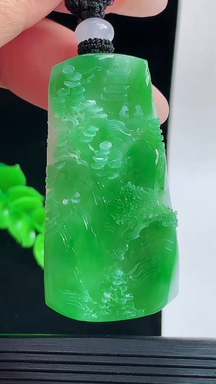 天然A货翡翠山水牌吊坠，尺寸49.2-24.9-8.6重量:27.10g
9月17日
