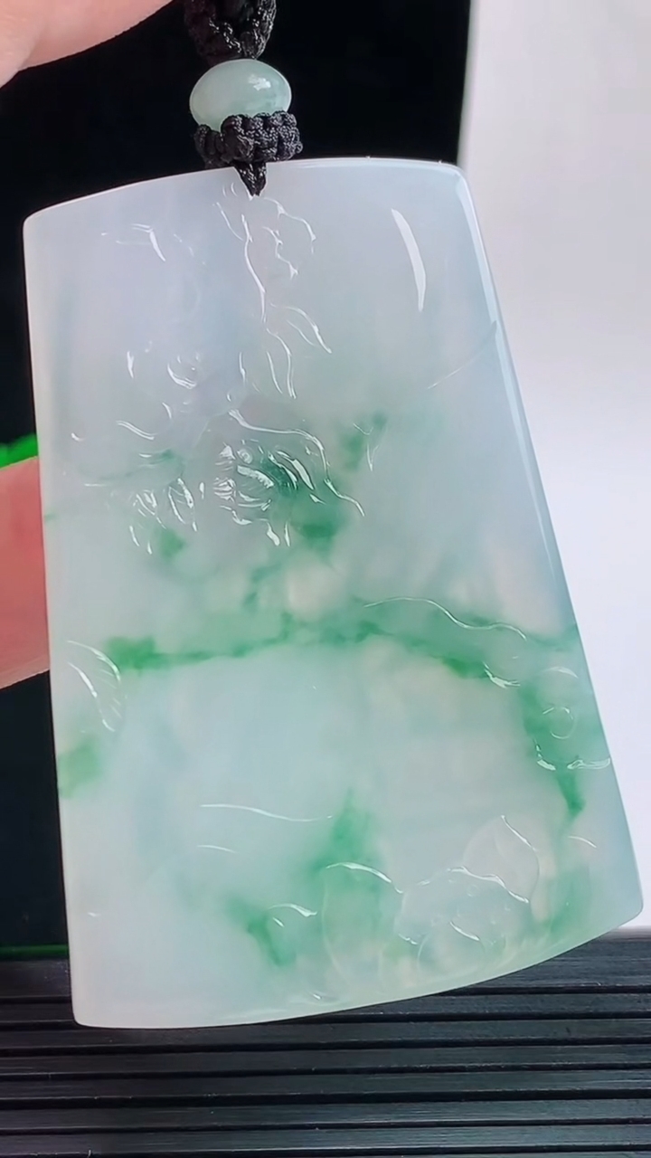 天然A货翡翠种飘花大势至菩萨吊坠，尺寸60.4-41.7-5.2重量:37.39g
9月17日