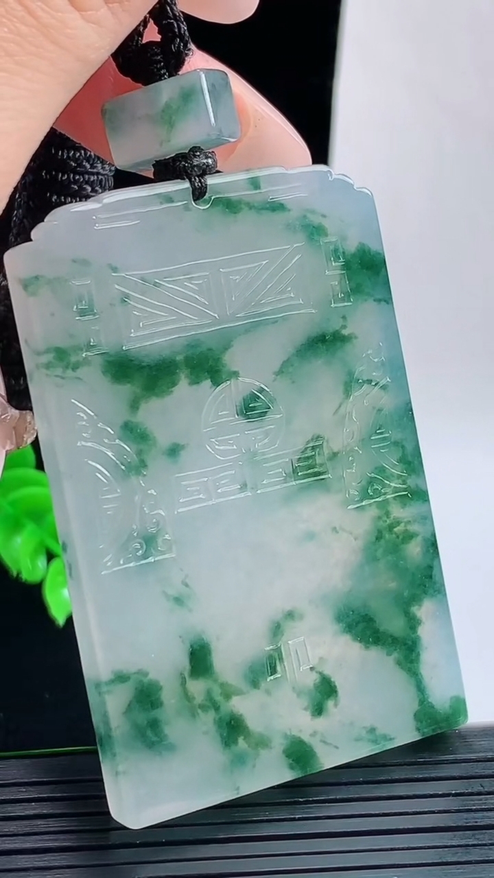 天然A货翡翠种飘花仿古无事牌吊坠，尺寸60.5-38.6-6.3重量:51.36g
9月17日
