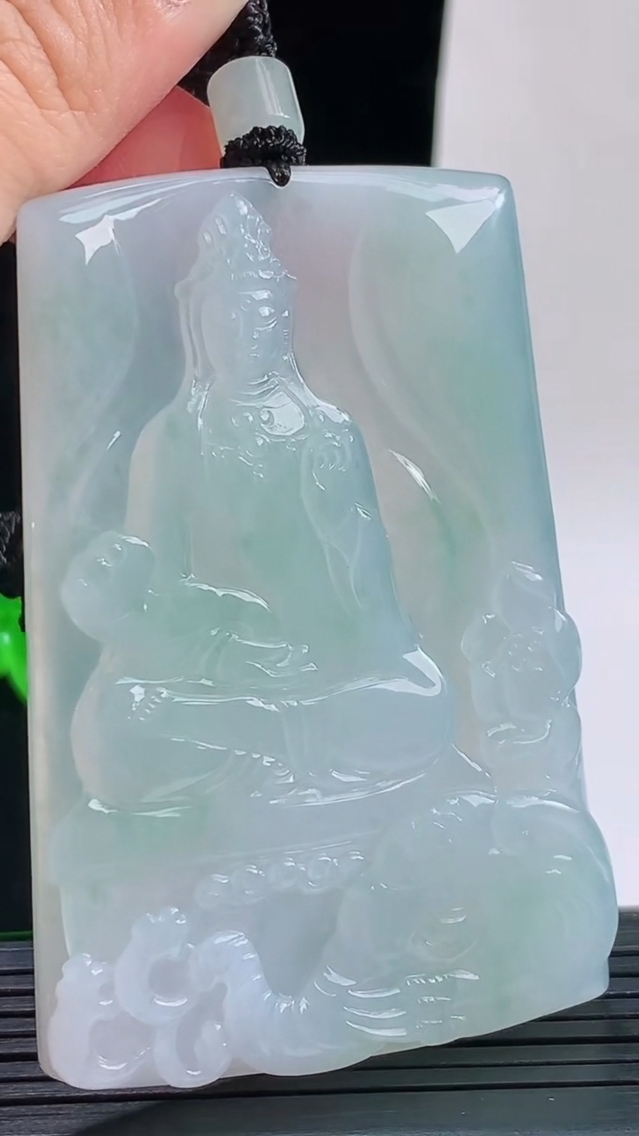天然A货翡翠普贤菩萨吊坠，尺寸66-44.3-6重量:47.36g
9月17日