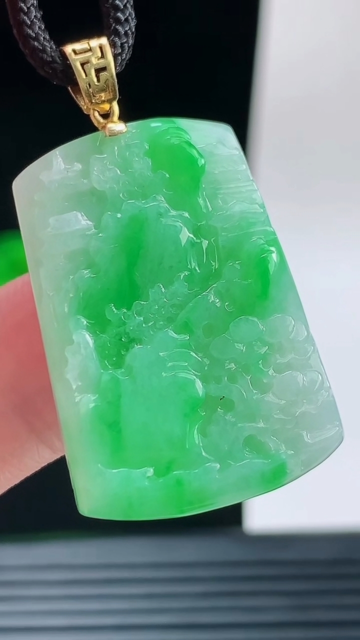 天然A货翡翠山水牌吊坠，尺寸31.3-21.5-5.3重量:9.00g
9月17日