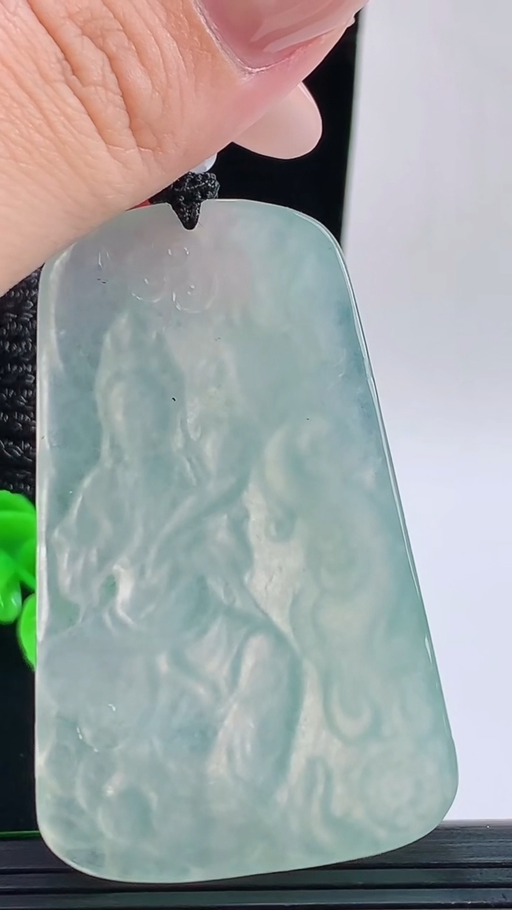 天然A货翡翠大势至菩萨吊坠，尺寸58.3-35.7-6重量:30.40g
9月17日
