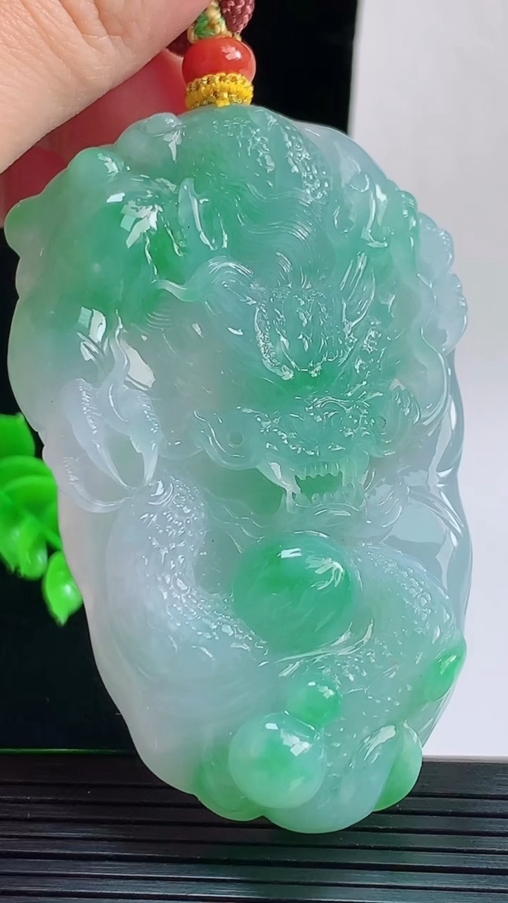 天然A货翡翠龙牌吊坠，尺寸70-44.8-10.5重量:70.69g
9月17日