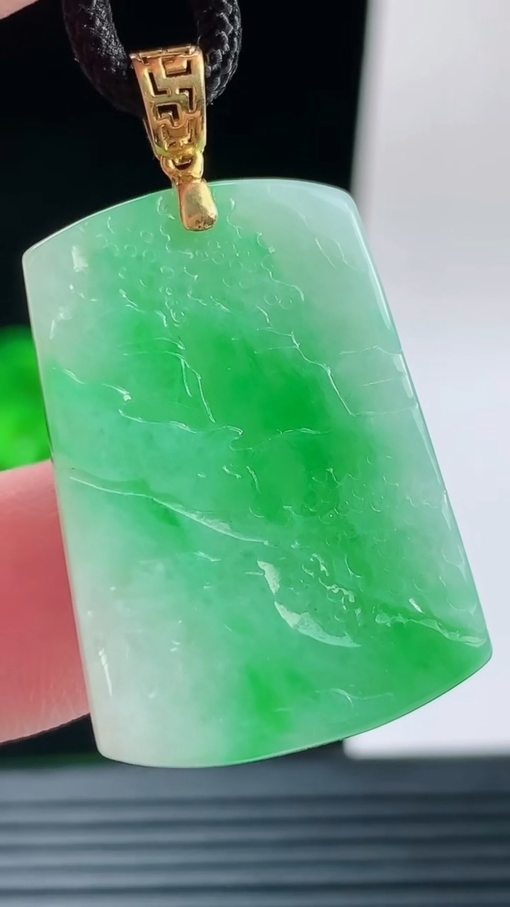 天然A货翡翠山水牌吊坠，尺寸31.3-21.5-5.3重量:9.00g
9月17日