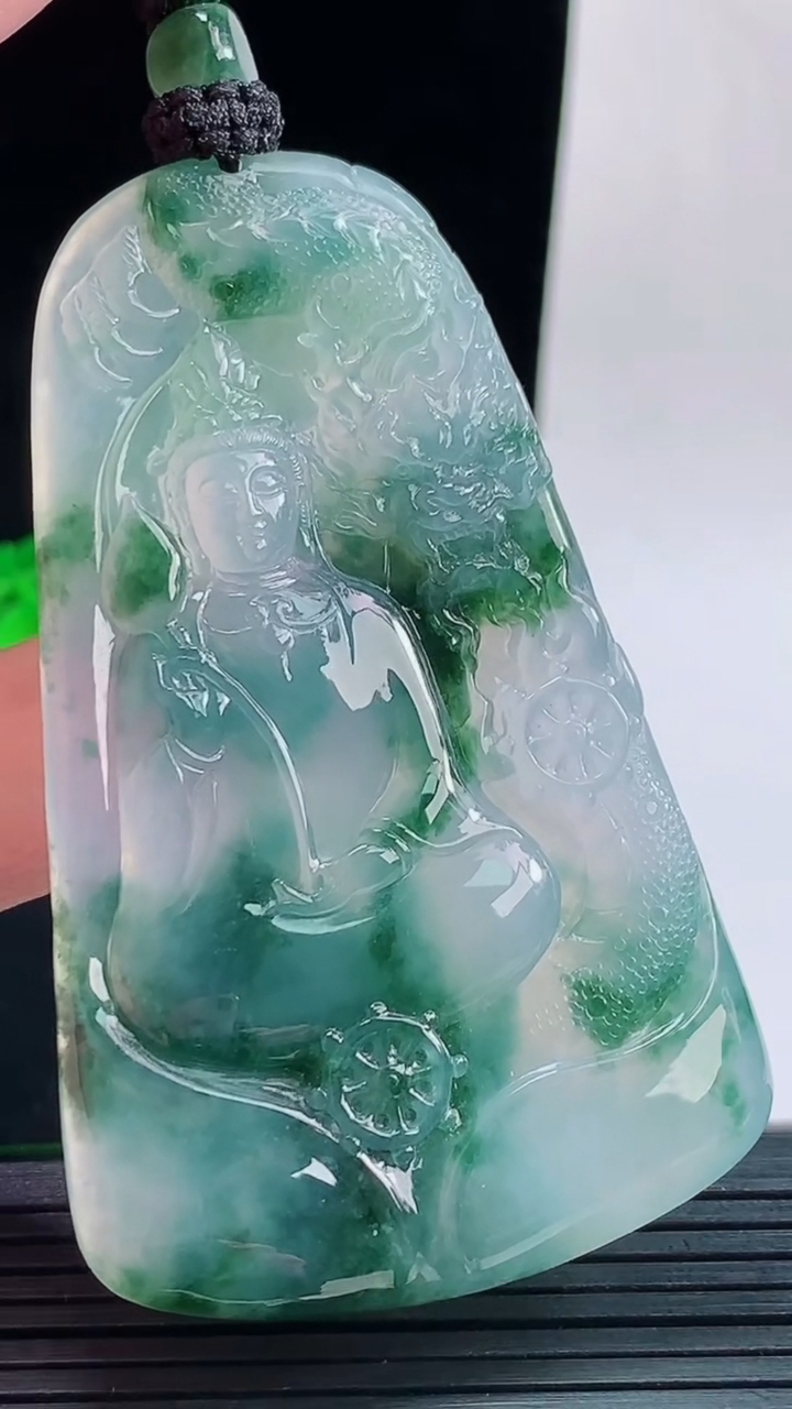 天然A货翡翠种飘花御龙大势至菩萨吊坠，尺寸68.4-42.5-5.8重量:40.42g
9月17日