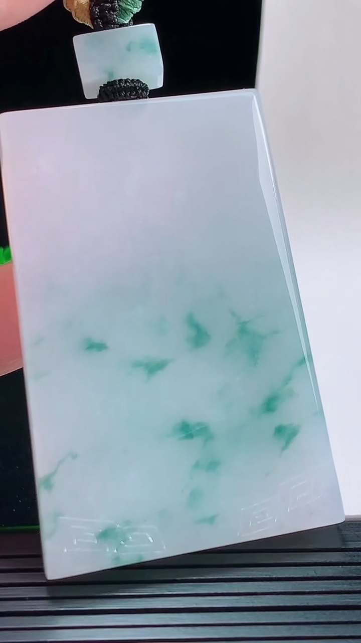 天然A货翡翠冰种飘花仿古无事牌吊坠，尺寸62.7-41.1-6.1重量:56.92g
9月17日