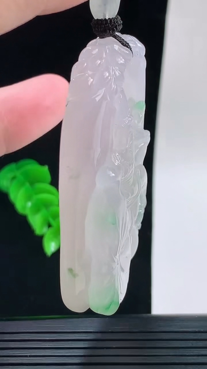 天然A货翡翠大势至菩萨吊坠，尺寸60.2-37.5-11.2重量:62.62g
9月17日