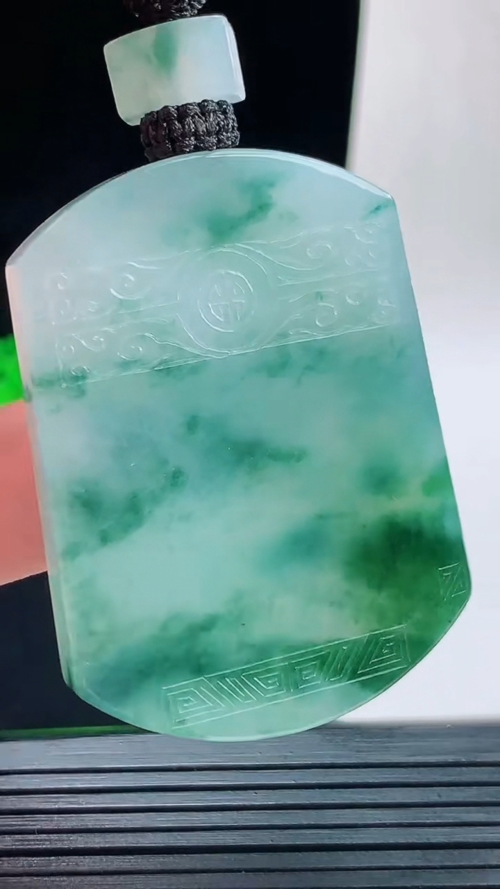 天然A货翡翠种飘花仿古无事牌吊坠，尺寸50.1-36.8-5.9重量:35.87g
9月17日