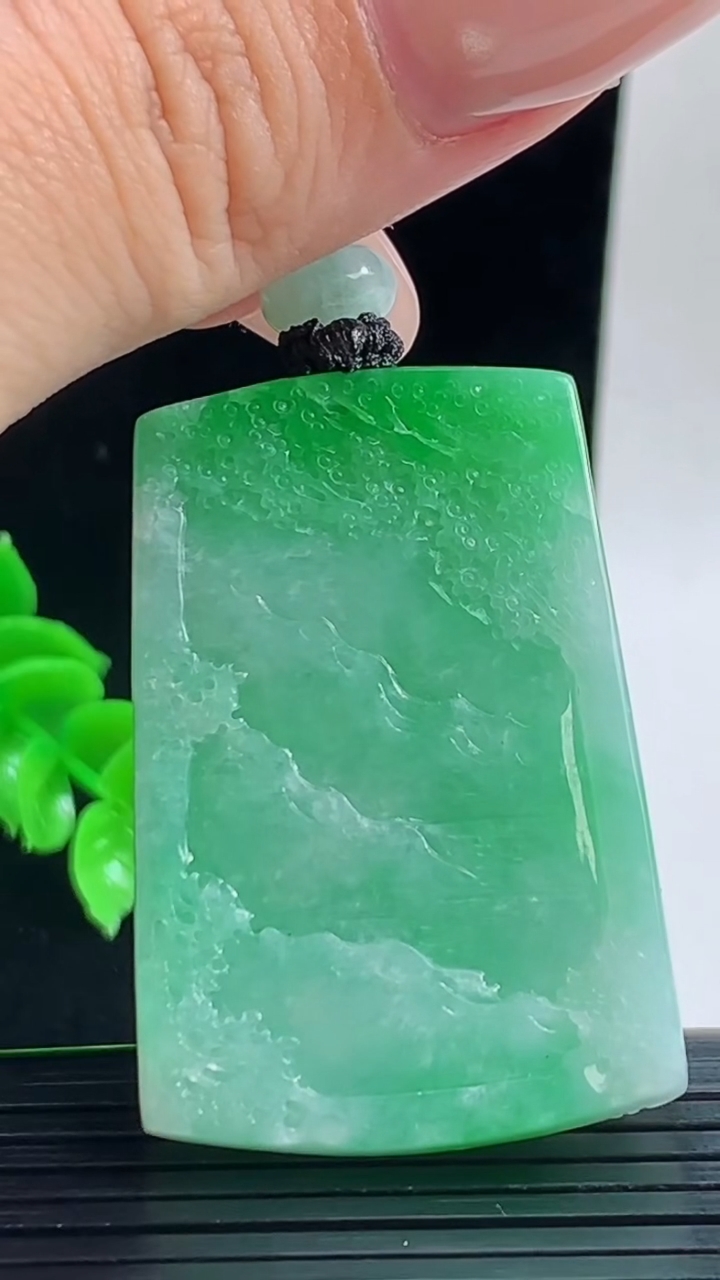 天然A货翡翠山水牌吊坠，尺寸40.9-28.3-10.2重量:31.80g
9月17日